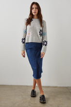 Load image into Gallery viewer, Anise Flower Sweater
