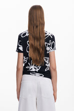 Load image into Gallery viewer, Daisy Print Tee
