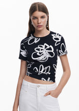 Load image into Gallery viewer, Daisy Print Tee
