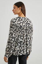 Load image into Gallery viewer, Fable Blurred Cheetah Print Top
