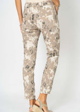 Load image into Gallery viewer, Flower Print Jogger
