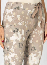 Load image into Gallery viewer, Flower Print Jogger
