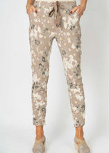 Load image into Gallery viewer, Flower Print Jogger
