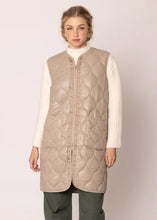 Load image into Gallery viewer, Quilted Long Vest
