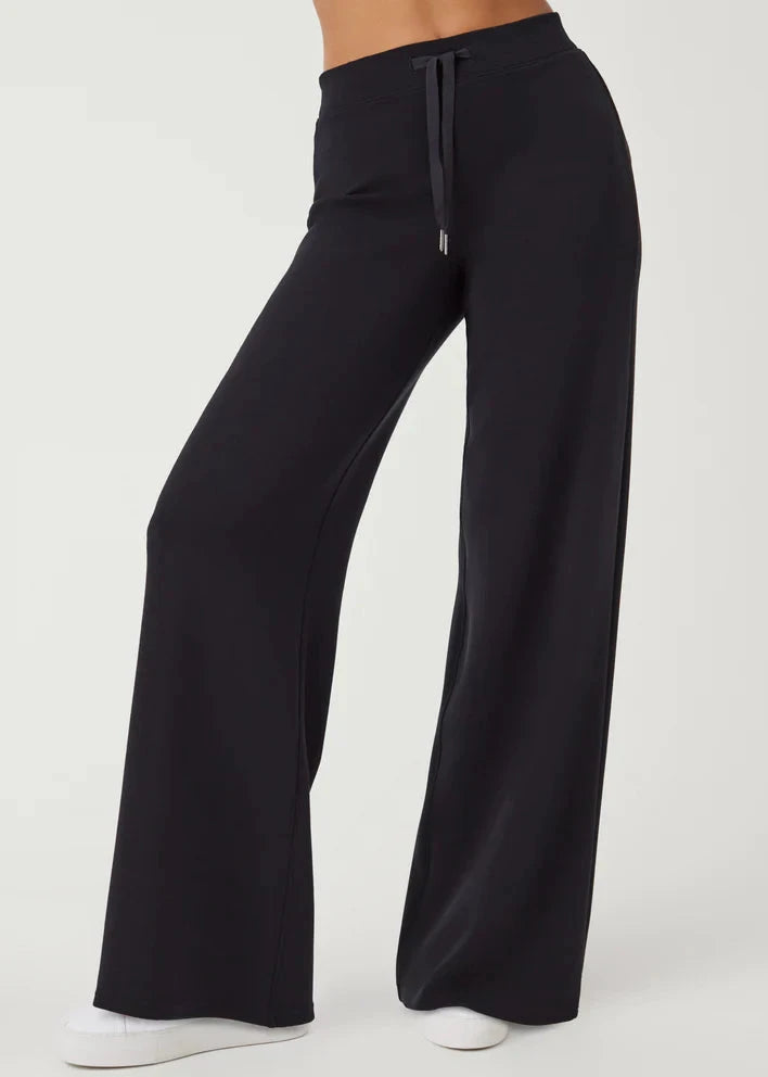 AirEssentials Wide Leg Pant