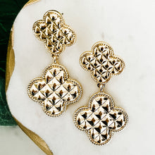 Load image into Gallery viewer, Clover Textured Earring
