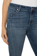 Load image into Gallery viewer, Hannah Seamed Crop Flare Jean
